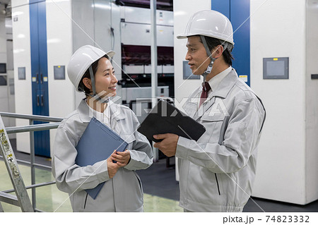 工場で働く人々 74823332