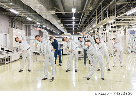 仕事前に体操をする作業員 74823350