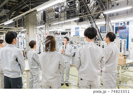 朝のミーティング　工場見学イメージ　就活 74823351