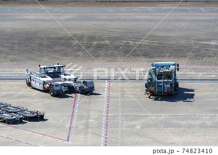 空港の風景　トーイングカー　東京都大田区 74823410