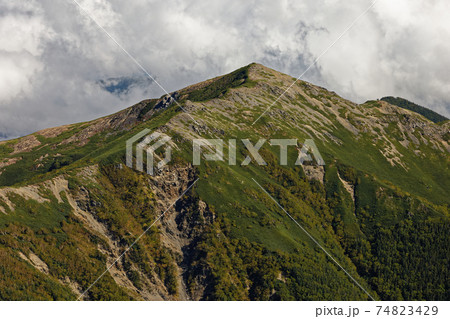 南アルプス・塩見岳から見る雲湧く蝙蝠岳 南アルプス・塩見岳から見る雲湧く蝙蝠岳 74823429