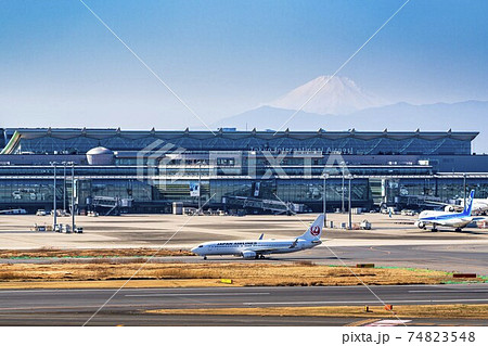 空港の風景　タキシング中の飛行機と富士山　東京都大田区 74823548