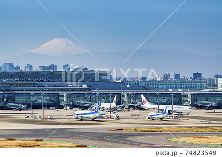 空港の風景　タキシング中の飛行機と富士山　東京都大田区 74823549