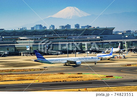 空港の風景 タキシング中の飛行機と富士山 東京都大田区 空港の風景 タキシング中の飛行機と富士山 東京都大田区 74823551