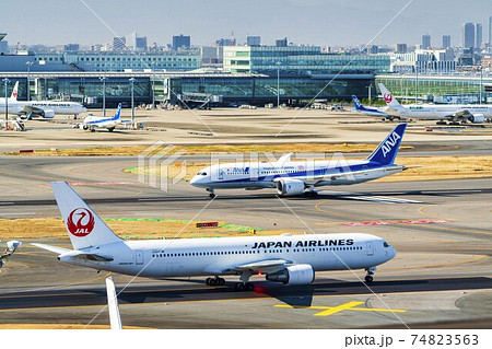 空港の風景　タキシング中の飛行機　東京都大田区 74823563