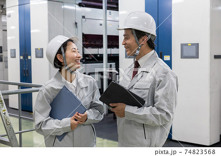 工場で働く人々 74823568