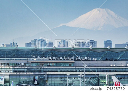羽田空港第3ターミナル（国際線）と富士山 74823770