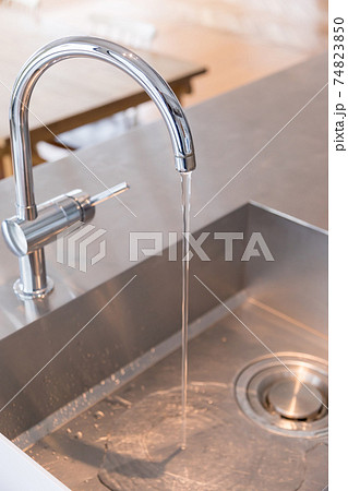 台所　水道　水　出しっぱなし　節約 74823850