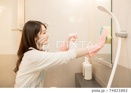 お風呂の掃除をする女性 74823862
