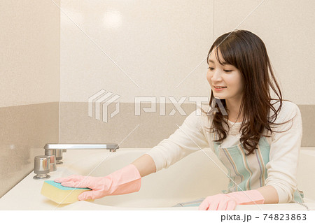 お風呂の掃除をする女性 74823863