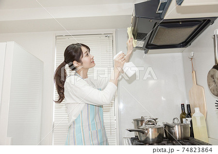 換気扇を掃除する女性（リアルな汚れ有り） 74823864
