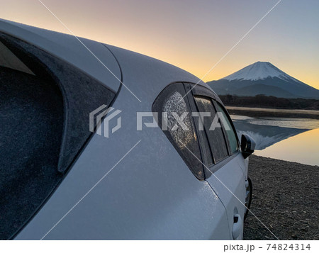 早朝の富士と凍りついた車 早朝の富士と凍りついた車 74824314