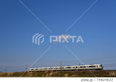 青空の下、草津線を走る電車 74824622