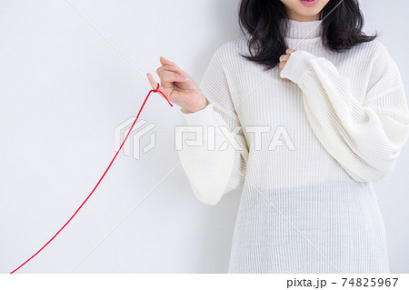 白い服を着た女性が赤い糸を指につけている 運命 恋愛 出会い love 白い服を着た女性が赤い糸を指につけている 運命 恋愛 出会い love 74825967