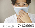 二重マスクをする20代男性 74826603