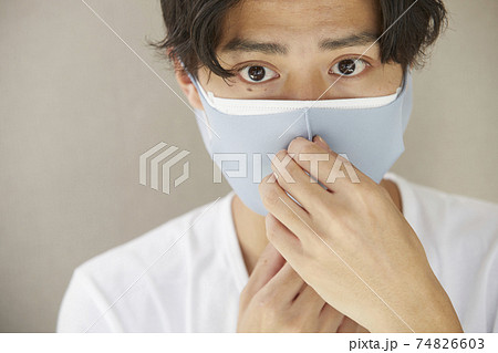 二重マスクをする20代男性 二重マスクをする20代男性 74826603