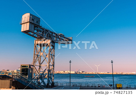 日本の横浜都市景観 まるで“初夏”の陽気。横浜ハンマーヘッドなどを望む 日本の横浜都市景観 まるで“初夏”の陽気。横浜ハンマーヘッドなどを望む 74827135