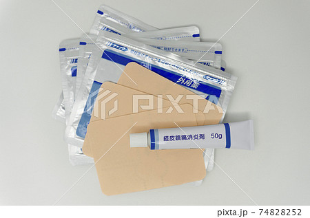 湿布と塗り薬 74828252