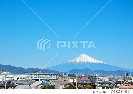 富士山の見える用宗漁港 74828400