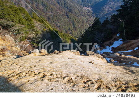 御在所岳登山 中登山道のザレた道の写真素材