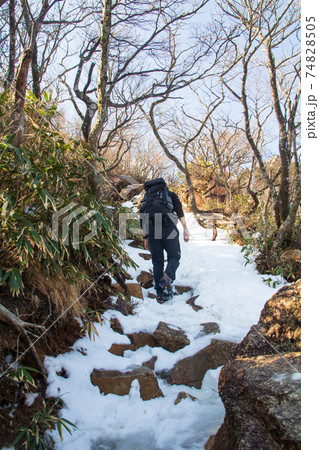 御在所岳登山 雪の残る中登山道 御在所岳登山 雪の残る中登山道 74828505