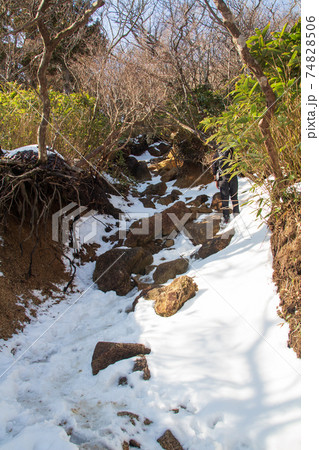 御在所岳登山 雪の残る中登山道 御在所岳登山 雪の残る中登山道 74828506
