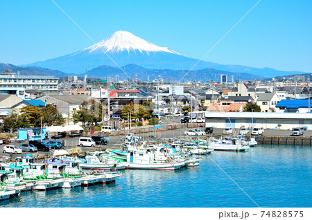 富士山の見える用宗漁港 74828575