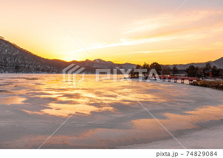 群馬県赤城山　凍結した冬の大沼　夕景 74829084