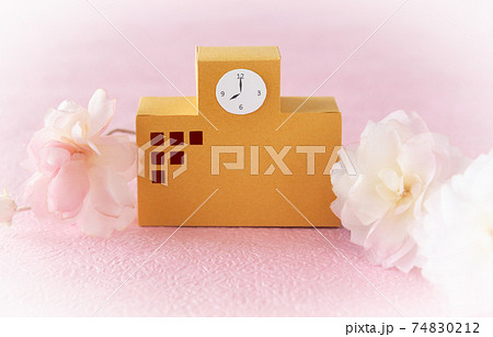 校舎と桜　入学　春　学校　進学　入社　卒業　卒園 74830212