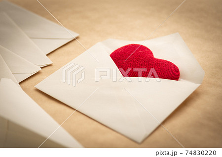 封筒とハート　ラブレター　手紙　メッセージ　愛情 74830220