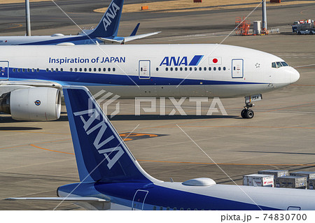 空港の風景 タキシング中の飛行機 東京都大田区 空港の風景 タキシング中の飛行機 東京都大田区 74830700