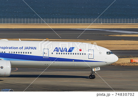 空港の風景 タキシング中の飛行機 東京都大田区 空港の風景 タキシング中の飛行機 東京都大田区 74830702
