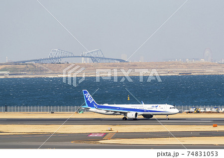 空港の風景 離陸中の飛行機と東京ゲートブリッジ 東京都大田区 空港の風景 離陸中の飛行機と東京ゲートブリッジ 東京都大田区 74831053