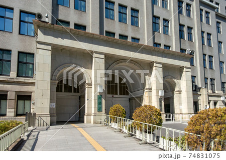 財務省と国税庁のエントランス 74831075