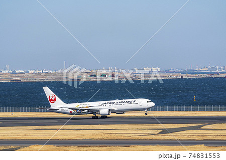 空港の風景　離陸中の飛行機　東京都大田区 74831553