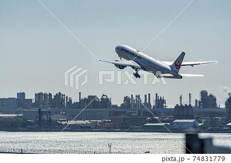 空港の風景 離陸中の飛行機と工場群 東京都大田区 空港の風景 離陸中の飛行機と工場群 東京都大田区 74831779