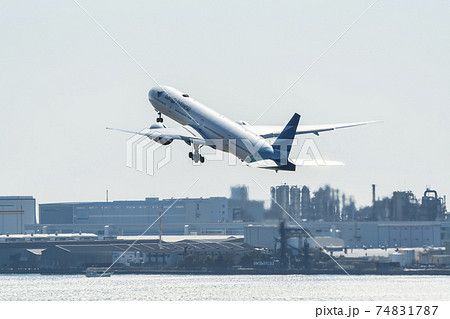 空港の風景 離陸中の飛行機と工場群 東京都大田区 空港の風景 離陸中の飛行機と工場群 東京都大田区 74831787