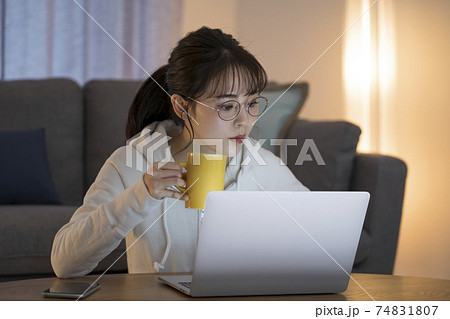 ノートパソコンで作業をする若い女性 ノートパソコンで作業をする若い女性 74831807