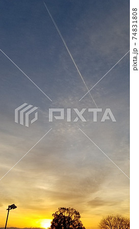 夕陽と飛行機雲① 74831808