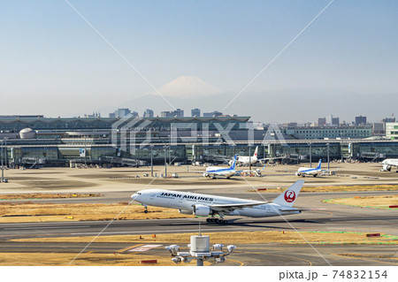 空港の風景　離陸中の飛行機と富士山　東京都大田区 74832154