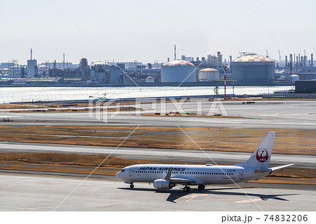 空港の風景 タキシング中の飛行機と工場群 東京都大田区 空港の風景 タキシング中の飛行機と工場群 東京都大田区 74832206