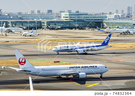 空港の風景 タキシング中の飛行機 東京都大田区 空港の風景 タキシング中の飛行機 東京都大田区 74832364
