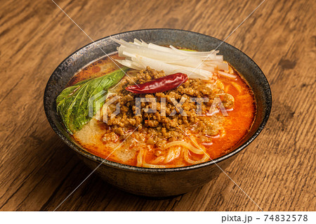 たんたん麺　(Tantan noodles) is a very spicy noodle  74832578