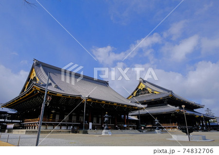 古都京都の観光名所 東本願寺の阿弥陀堂と御影堂 古都京都の観光名所 東本願寺の阿弥陀堂と御影堂 74832706
