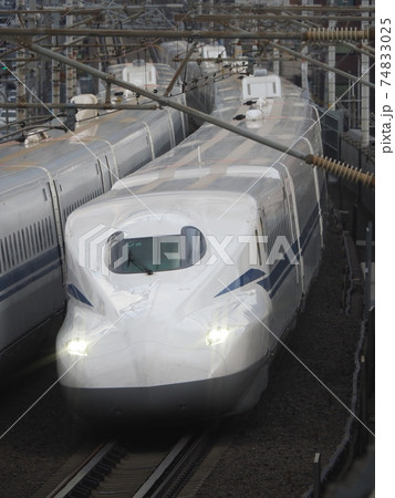 新幹線n700s J6編成 離合 山科付近にての写真素材