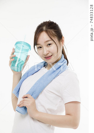 運動中に水分補給する女性 74833128