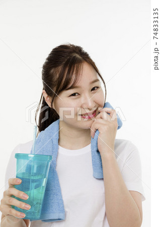 運動中に水分補給する女性 74833135