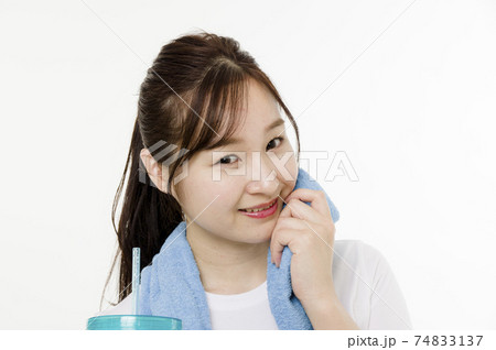 運動中に水分補給する女性 74833137