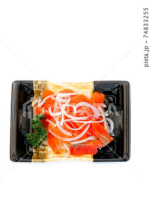 パック入りのサーモンマリネ、スーパーのトラウトサーモンの刺身 パック入りのサーモンマリネ、スーパーのトラウトサーモンの刺身 74833255