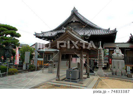 【四国三十六不動霊場】第十三番 密厳寺の本堂と梅雨空 徳島県徳島市 【四国三十六不動霊場】第十三番 密厳寺の本堂と梅雨空 徳島県徳島市 74833387